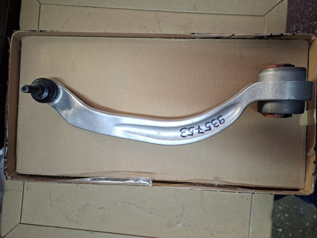 Правий важіль передній нижній підвіски 935753 RUVILLE