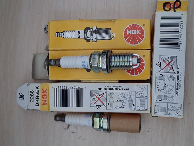 Свічки запалювання (запальні) і дроти BKR6EK NGK