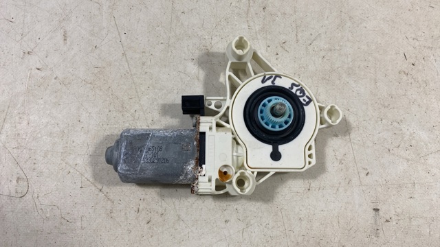Двигун стеклопод'емника двері задньої, лівої A0009060808 MERCEDES