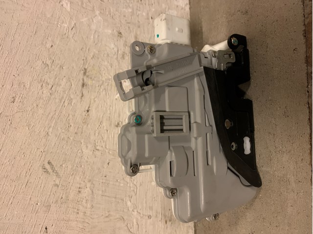 Замок водійських дверей V10850019 VEMO