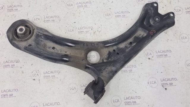 Правий важіль передній нижній підвіски 561407152C VAG