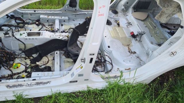 Отвір передніх лівих дверей 561809835 VAG
