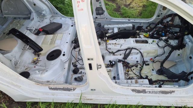 Отвір передніх правих дверей 561809836 VAG