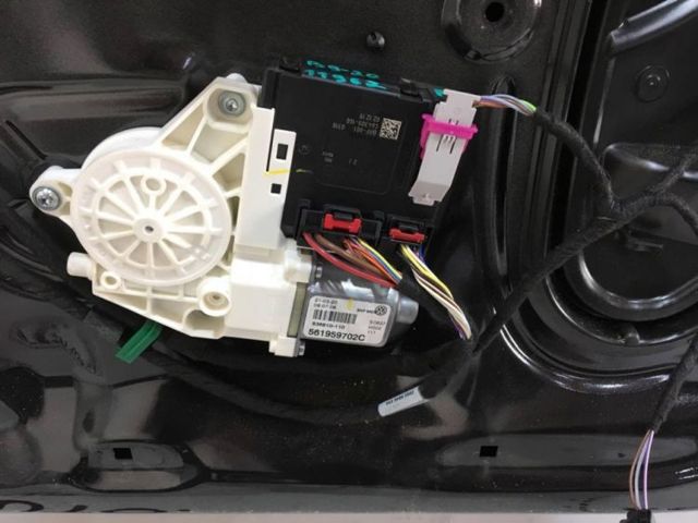 Двигун склопідіймача двері передньої, правої 561959702C VAG