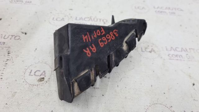 Кронштейн бампера заднього, правий 57707SG060 SUBARU