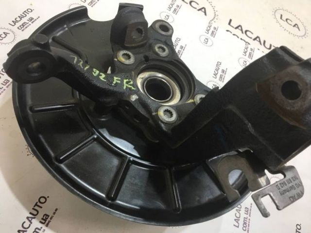 Цапфа поворотна права 5C0407256 VAG