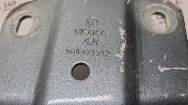Петля капота, права 5C6823302 VAG