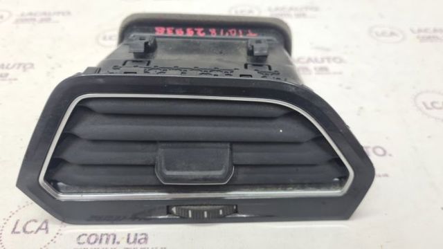 Решітка вентиляції салону на "торпедо", права 5NN819704WHR VAG