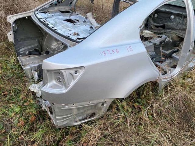 Крило заднє праве 6161153040 TOYOTA