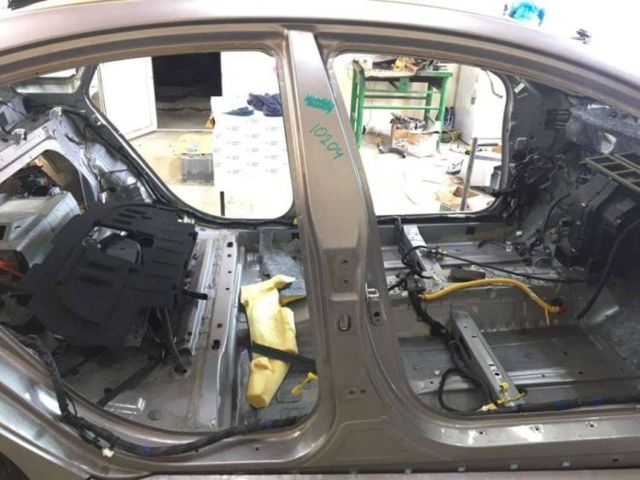 Амортизаційна стійка центральна, права 714024RB00 HYUNDAI