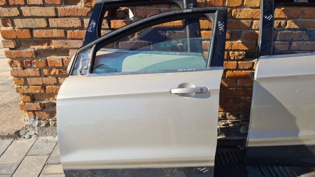 Двері передні ліві комплектні ford escape kuga 2  ресталінг ідеальний стан можливе встановлення без фарбування CJ5Z-7820125-A