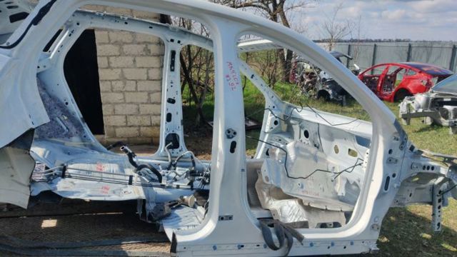 Боковина кузова права LJ6Z78211A10A FORD