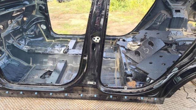 Боковина для легкових. Циліндр підйому кабіни для вантажних LJ6Z78211A11A FORD