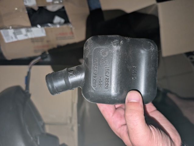Повітрозабірник повітряного фільтра 68247353AA CHRYSLER