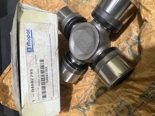 Хрестовина карданного валу, заднього 04882793 CHRYSLER