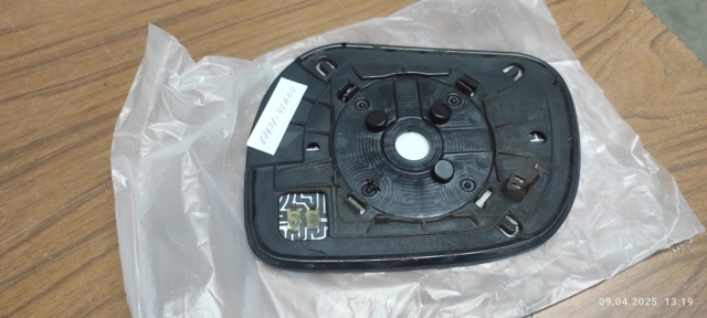 Дзеркальний елемент правий 8793142A00 TOYOTA
