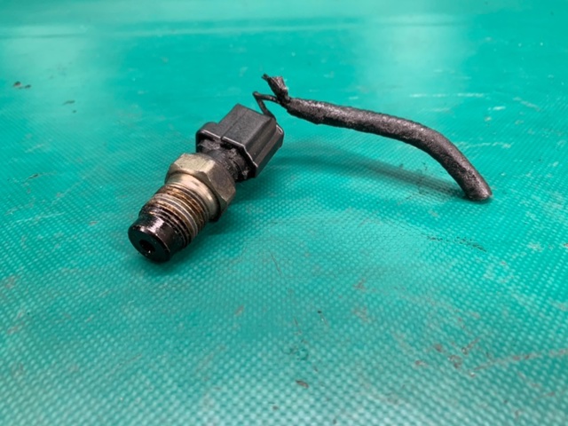 Датчик показника тиску масла AJ0318501A MAZDA