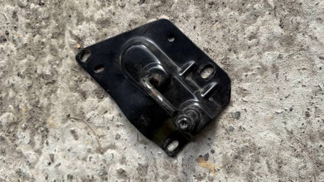 Стояк-гак замка капота 8W0823185D VAG