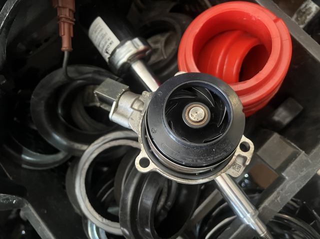 Насос охолодження 04L121011N VAG