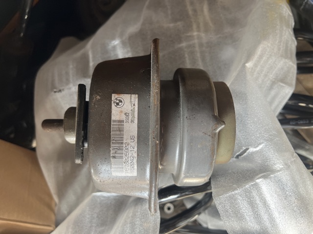 Права подушка мотора 22116865146 BMW