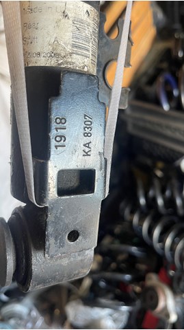 Стійка амортизатора задня 33526853963 BMW