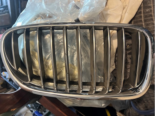 Решітка радіатора права 51137203204 BMW