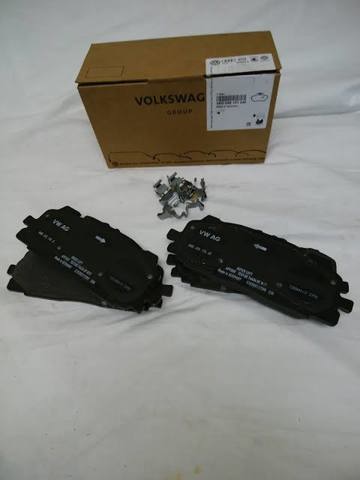 Колодки гальмівні передні, дискові 4M0698151AM VAG