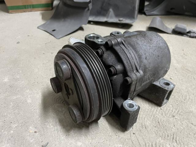 Насос кондиціонера 73111FE040 SUBARU