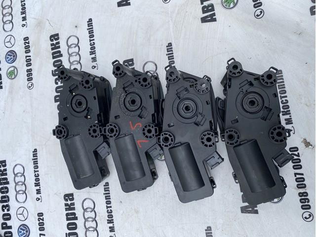Деталі багажника (петлі і упор кришки) 3T0827299B VAG