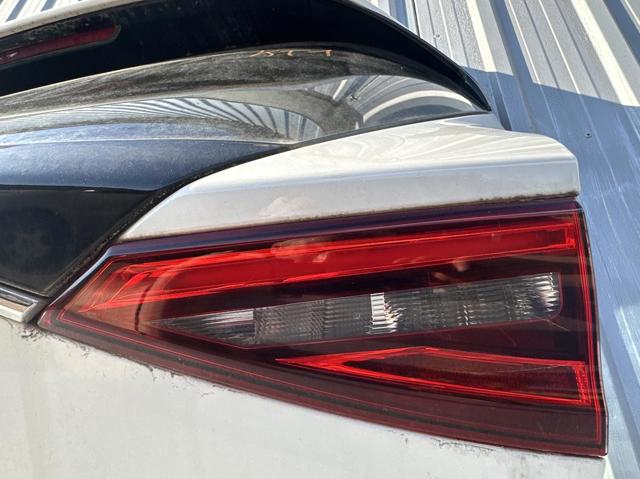 Ліхтар задній внутрішній правий 265405DC0A NISSAN