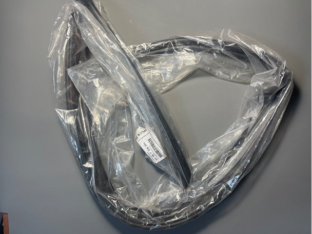 Гумка під капот 51767329384 BMW