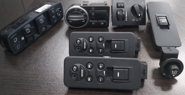 Кнопка підйомника переднього правого скла YUD501070PVJ LAND ROVER