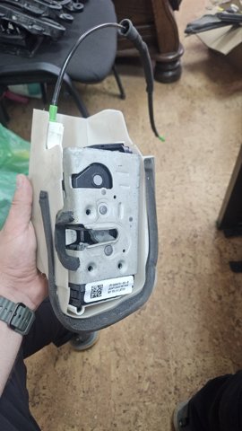 Замок водійських дверей 150067200B Tesla Model