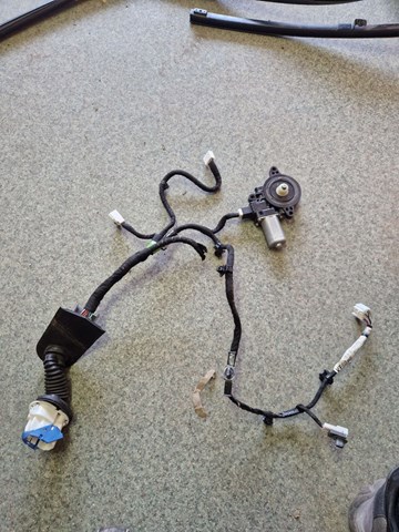 Мотор склопідйомника дверей передніх, правих D6515858X MAZDA