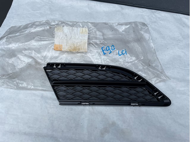 Решітка переднього бампера, права 51117138418 BMW