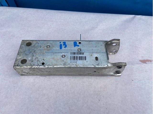 Кронштейн підсилювача переднього бампера 51117296852 BMW
