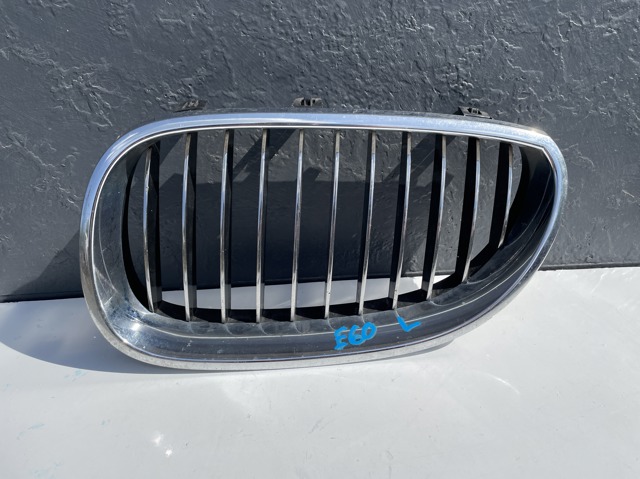 Решітка радіатора ліва 51137065701 BMW