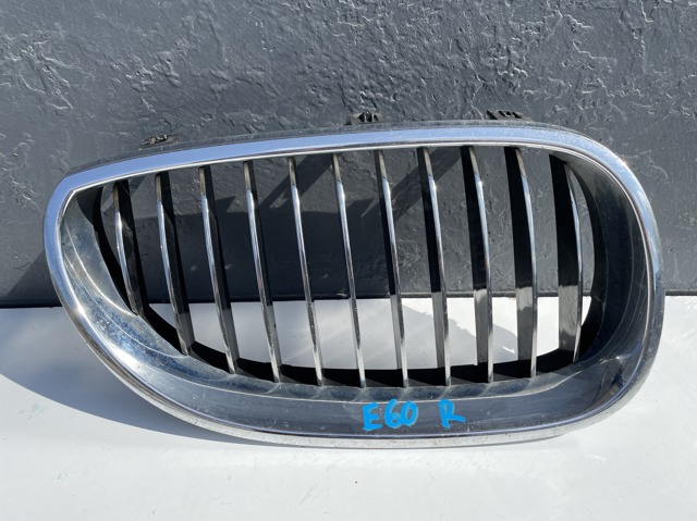 Решітка радіатора права 51137065702 BMW