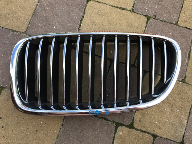 Решітка радіатора ліва 51137200727 BMW