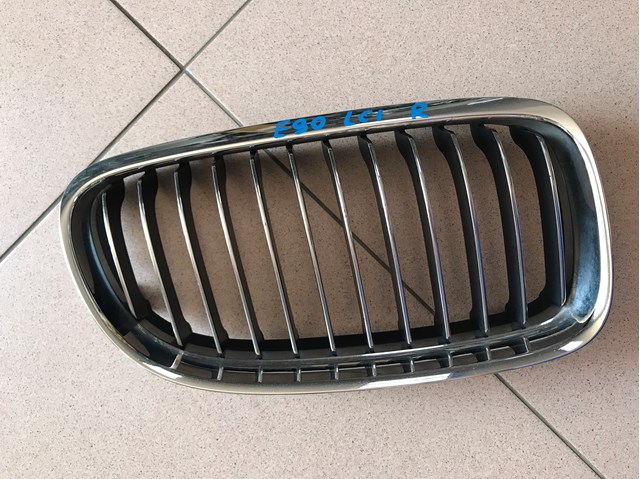 Решітка радіатора права 51137201970 BMW