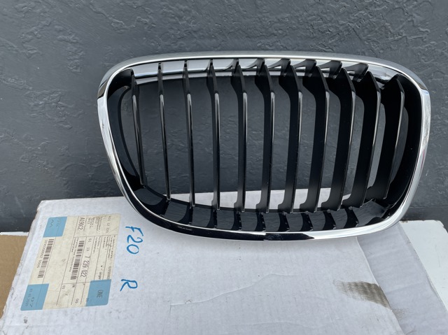 Решітка радіатора права 51137239022 BMW