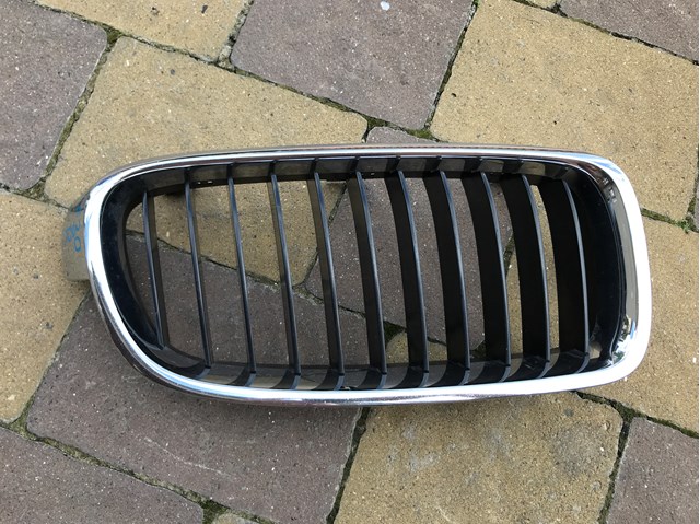 Решітка радіатора права 51137255412 BMW