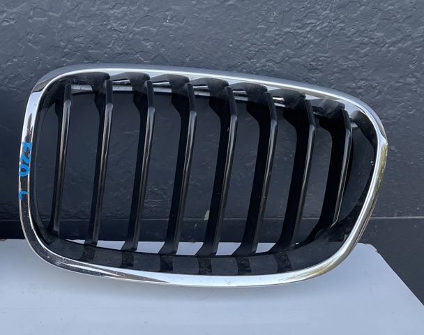 Решітка радіатора ліва 51137262117 BMW