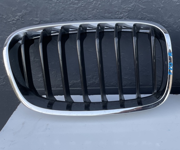 Решітка радіатора права 51137262118 BMW