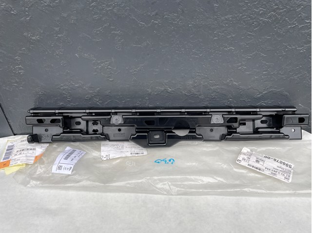 Кронштейн зовнішньої накладки порога правого 51777387344 BMW