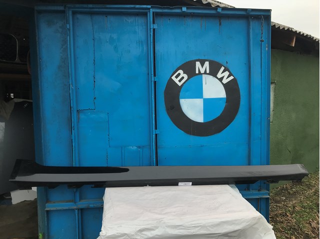 Накладка зовнішня (молдинг) порога, правий 51777475604 BMW