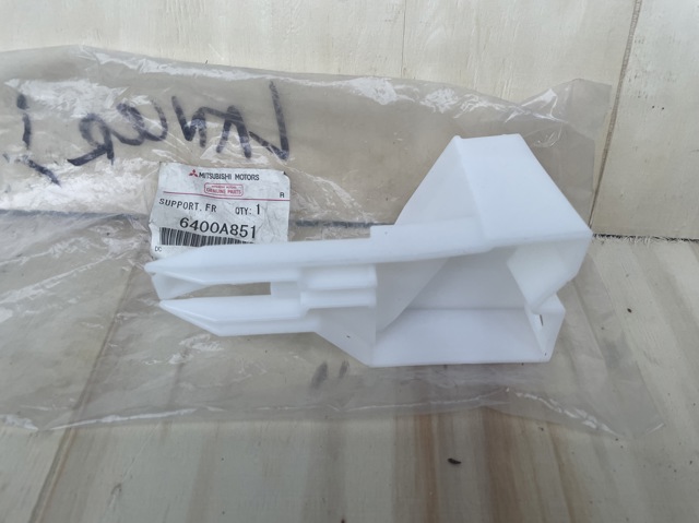 Лівий кронштейн переднього бампера 6400A851 MITSUBISHI