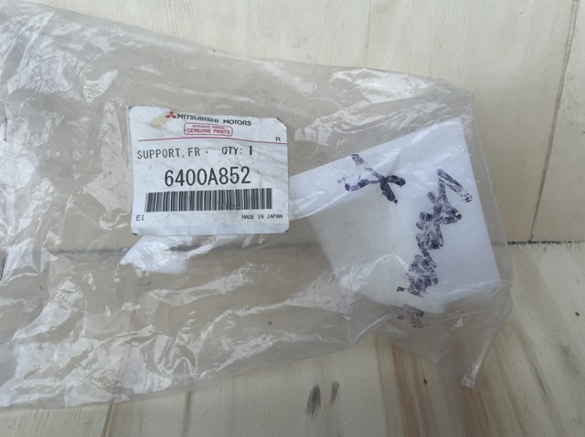 Кронштейн кріплення бампера переднього правий 6400A852 MITSUBISHI