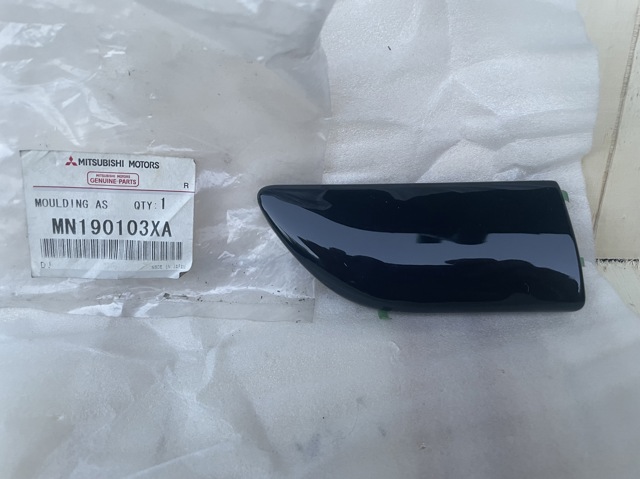 Молдинг переднього правого крила MN190103XA MITSUBISHI