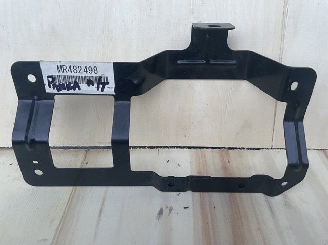 Кронштейн кріплення протитуманной фари, правої MR482498 MITSUBISHI